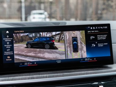 Novosibirsk, Rusya - 16 Kasım 2023: Siyah BMW X5, monitörlü ters kamera, düğmeler