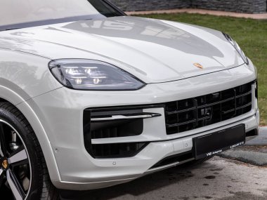 Novosibirsk, Rusya - 16 Kasım 2023: beyaz Porsche Cayenne, temiz ışıklı araba, tampon, sis lambası