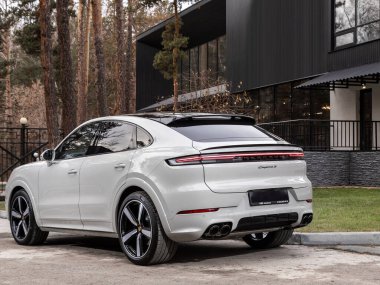 Novosibirsk, Rusya - 16 Kasım 2023: beyaz Porsche Cayenne, arka görüş. Park yerinde bir SUV arabası.  