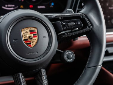 Novosibirsk, Rusya - 16 Kasım 2023: beyaz Porsche Cayenne, direksiyon, müzik, kontrol sistemi ve arabadaki sesli telefon. modern araba iç mimarisi