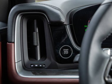 Novosibirsk, Rusya - 16 Kasım 2023: beyaz Porsche Cayenne, stop düğmesine bas uzaktan ateşleme başlatıcısı. Araba gösterge paneli