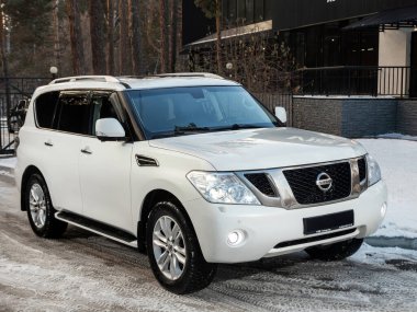 Novosibirsk, Rusya - 10 Kasım 2023: Beyaz Nissan Devriyesi, bir şehrin önü. Başka araba ve insan yok.. 