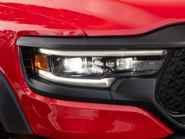 Novosibirsk, Rusya - 10 Kasım 2023: Dodge Ram Trx, modern bir arabanın parlayan farları