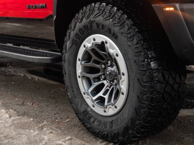 Novosibirsk, Rusya - 10 Kasım 2023: Dodge Ram Trx, tampon, alaşımlı tekerlek, araba temizleme, tekerlek