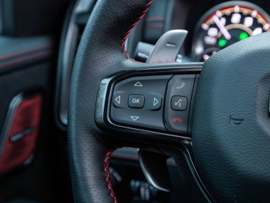 Novosibirsk, Rusya - 10 Kasım 2023: Dodge Ram Trx, fonksiyon düğmeleri olan araba direksiyonunu kapat