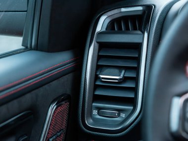Novosibirsk, Rusya - 10 Kasım 2023: Dodge Ram Trx, arabanın havalandırma sistemini kapat - modern arabanın detayları ve kontrolleri