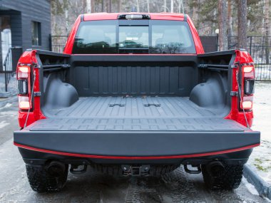 Novosibirsk, Rusya - 10 Kasım 2023: Dodge Ram Trx, geniş bagaj manzaralı.