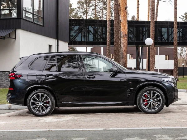 Novosibirsk, Rusya - 16 Kasım 2023: Siyah BMW X5, şehirde park edilmiş SUV, yan görüş