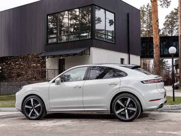 Novosibirsk, Rusya - 16 Kasım 2023: beyaz Porsche Cayenne, yan görüş. Park yerinde bir SUV arabası.  