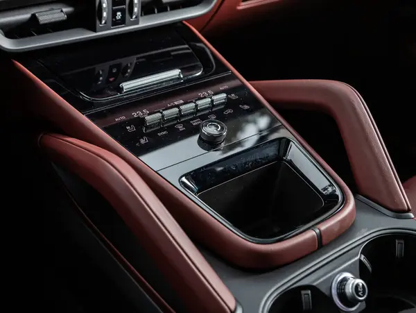 Novosibirsk, Rusya - 16 Kasım 2023: Beyaz Porsche Cayenne, Araç, görünür iklim kontrollü araç içi, alet panelinin parçasının ayarlanması.