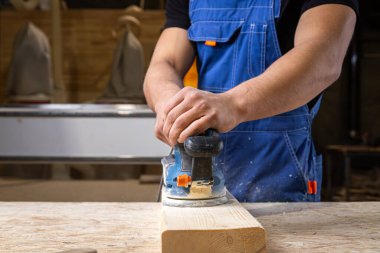 Genç adam bir rasgele yörünge sander atölye ile yönetim kurulu işler