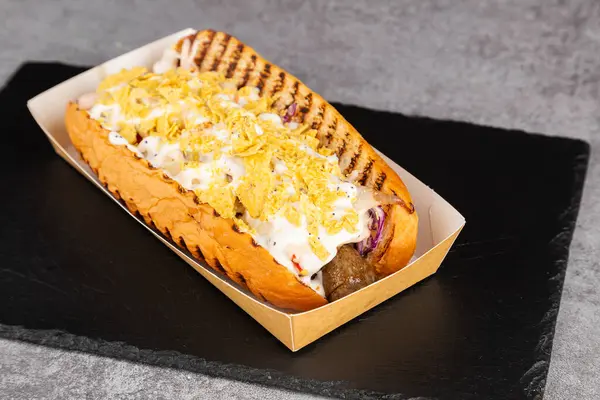 Hot Dogs Grillés Gastronomiques Avec Poulet Sauce Poivrons Oignons Frites — Photo