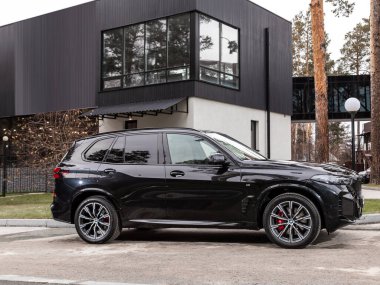 Novosibirsk, Rusya - 16 Kasım 2023: Siyah BMW X5, yan görüş. Park yerinde bir SUV arabası.  