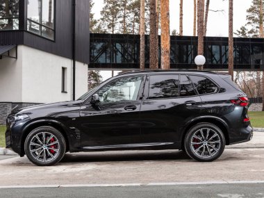 Novosibirsk, Rusya - 16 Kasım 2023: Siyah BMW X5, şehirde park edilmiş SUV, yan görüş