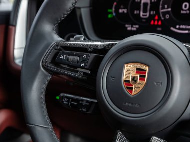 Novosibirsk, Rusya - 16 Kasım 2023: beyaz Porsche Cayenne, direksiyon, müzik, kontrol sistemi ve arabadaki sesli telefon. modern araba iç mimarisi