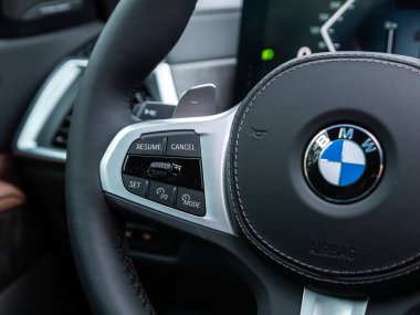 Novosibirsk, Rusya - 16 Kasım 2023: Siyah BMW X5, direksiyon, müzik, kontrol sistemi ve arabadaki sesli telefon. modern araba iç mimarisi