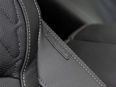 Novosibirsk, Rusya - 20 Kasım 2023: BMW X6, deri koltuktaki BMW logosunun yakın çekimi 