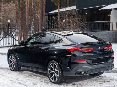 Novosibirsk, Rusya - 20 Kasım 2023: BMW X6 bir şehrin parkı. Başka araba ve insan yok.. 