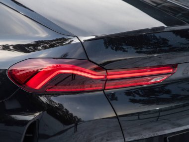 Novosibirsk, Rusya - 20 Kasım 2023: BMW X6, LED stop lambası modern pikaplarından birinin detaylarını kapat. Harici ayrıntılı otomobil.