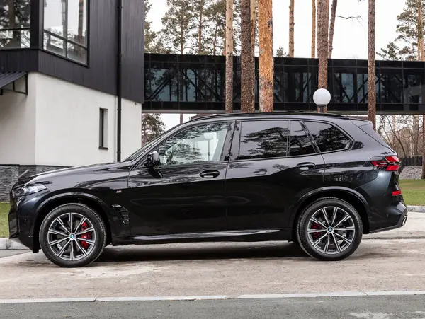 Novosibirsk, Rusya - 16 Kasım 2023: Siyah BMW X5, şehirde park edilmiş SUV, yan görüş