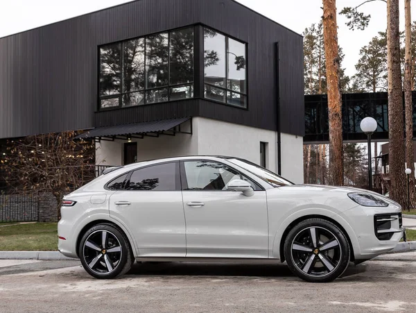 Novosibirsk, Rusya - 16 Kasım 2023: beyaz Porsche Cayenne, yan görüş. Park yerinde bir SUV arabası.  