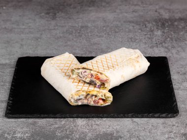 Tavuk shawarma, taze rulo, ızgara et dürümü ve beyaz soslu marul. Pide ekmeğine Türk Donör Kebabı - Şavurma tavuğu.