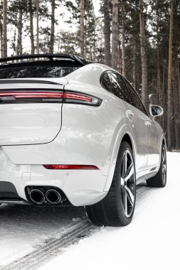 Model, araba reklamı için afiş. Beyaz yeni araba SUV, ön manzara: ksenon far, yan ayna, tampon ve kaput 