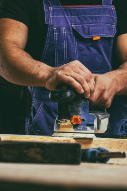 Köşeli taşlama tezgahı ahşaptan işçi biler