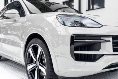 Model, araba reklamı için afiş. Beyaz yeni araba SUV, ön manzara: ksenon far, yan ayna, tampon ve kaput 