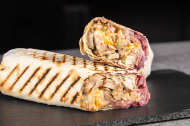 Tavuk shawarma, taze rulo, ızgara et dürümü ve beyaz soslu marul. Pide ekmeğine Türk Donör Kebabı - Şavurma tavuğu.