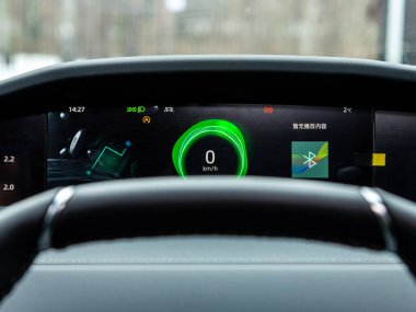 Novosibirsk, Rusya - 01 Aralık 2023: Changan UNI-K, Araç paneli, dijital parlak hız göstergesi, kilometre sayacı ve diğer araçlar