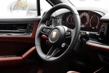 Novosibirsk, Rusya - 25 Ekim 2023: Porsche Cayenne, Araç İçi - direksiyon, vites kolu, multimedya sistemi, sürücü koltukları ve konsolu