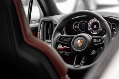 Novosibirsk, Rusya - 25 Ekim 2023: Porsche Cayenne, Araç İçi - direksiyon, vites kolu, multimedya sistemi, sürücü koltukları ve konsolu