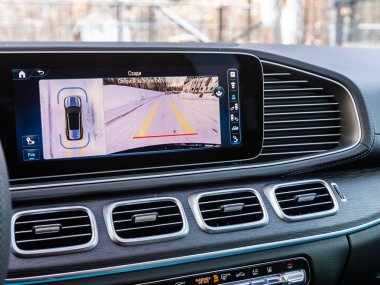 Novosibirsk, Rusya - 07 Aralık 2023: Mercedes-Benz GLS-Sınıfı, monitörlü ters kamera, düğmeler - modern arabanın detayları ve kontrolleri.