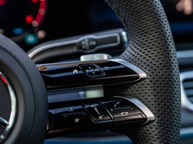 Novosibirsk, Rusya - 07 Aralık 2023: Mercedes-Benz GLS-Class, direksiyon, Müzik, Kontrol Sistemi Fonksiyonu ve ses kontrol sistemi 