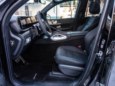 Novosibirsk, Rusya - 07 Aralık 2023: Mercedes-Benz GLS-Class, Araç İçi - direksiyon, vites kolu ve gösterge paneli, iklim kontrolü, hız göstergesi, ekran. Yeni bir stil mekanı.