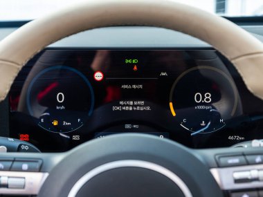 Novosibirsk, Rusya - 07 Aralık 2023: Hyundai Kona, Beyaz arka ışıklandırmalı Araç konsolu: Kilometre, hız göstergesi, takometre, yakıt seviyesi, su sıcaklığı ve daha fazlası