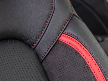 Deri arabanın koltuk başlığı detaylarının bir parçası. Siyah ve kırmızı renkli, deri koltuklar. Deri dokusu 