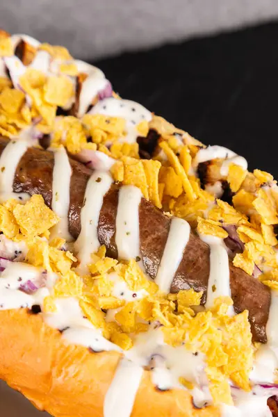 Hot Dog Kiełbasą Cebulą Frytkami Warzywami Sałatką Drewnianym Tle Widok — Zdjęcie stockowe