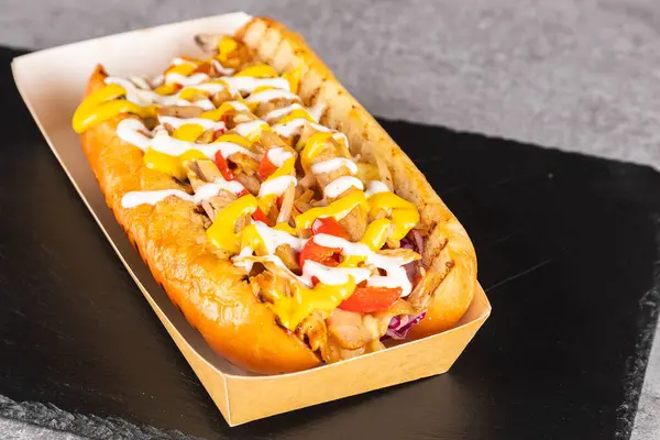 Smakosze Grillowane Hot Dogi Kurczakiem Sosem Warzywami Kukurydzianami Świeże Smaczne — Zdjęcie stockowe
