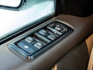 Novosibirsk, Rusya - 07 Aralık 2023: Land Rover Discovery 4, yan kapı düğmeleri: pencere ayarlama düğmeleri, kapı kilidi