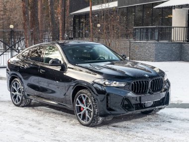 Novosibirsk, Rusya - 20 Kasım 2023 BMW X6, SUV park halinde, ön manzara