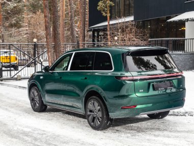 Novosibirsk, Rusya - 20 Kasım 2023: yeşil LI L9, park etmiş SUV, arka görüş