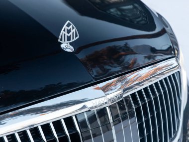 Novosibirsk, Rusya - 17 Aralık 2023: Mercedes-Benz V-Class, bagajda Maybach logosunun yakın çekimi, beyaz araba. 