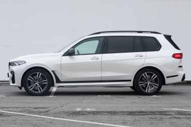 Novosibirsk, Rusya - 26 Ekim 2020: beyaz BMW X7, beyaz arka plan, yan görüş