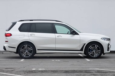 Novosibirsk, Rusya - 26 Ekim 2020: beyaz BMW X7 beyaz duvara park edildi. Başka araba ve insan yok.. 