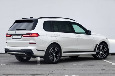 Novosibirsk, Rusya - 26 Ekim 2020: beyaz BMW X7, beyaz arka plan, arka plan