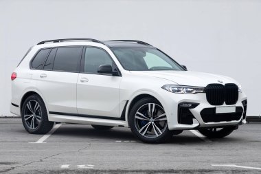 Novosibirsk, Rusya - 26 Ekim 2020: beyaz BMW X7, beyaz arka plan, ön manzara