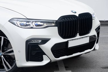 Novosibirsk, Rusya - 26 Ekim 2020: BMW X7, temiz ışıklı araba, tampon, sis lambası