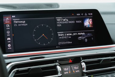 Novosibirsk, Rusya - 26 Ekim 2020: BMW X7, torpido gözüne yakın çekim, radyo, navigatör, oyuncu.
